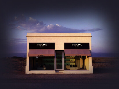 Esta tienda de Prada en medio del desierto de Texas, consiguió mucha publicidad y reconocimiento contrario a la idea principal