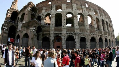 La fila di turisti in attesa davanti al Colosseo prima del Coronavirus