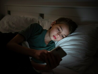 La luz que emana de dispositivos electrónicos como la televisión o las pantallas de tablets y móviles, tiene un impacto directo en nuestra alerta cerebral