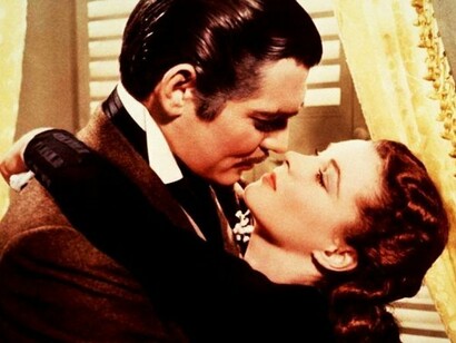 Cena do filme. Se Scarlet é a personagem mais complexa do livro, Rhett Butler é um dos personagens mais misteriosos. Ele é apresentado na primeira parte do livro como uma ovelha negra, renegado da família e uma escória. O personagem durante a maior parte do livro não se importa de ser escorraçado e maldito, sempre fazendo troça dos costumes sulistas, do orgulho confederado e sem a mínima vergonha de se aproveitar da guerra para enriquecer



