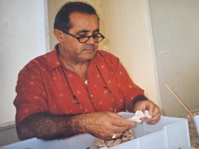 Il professore Francesco Mallegni mentre esamina alcuni resti umani, foto di Valeria Caldelli