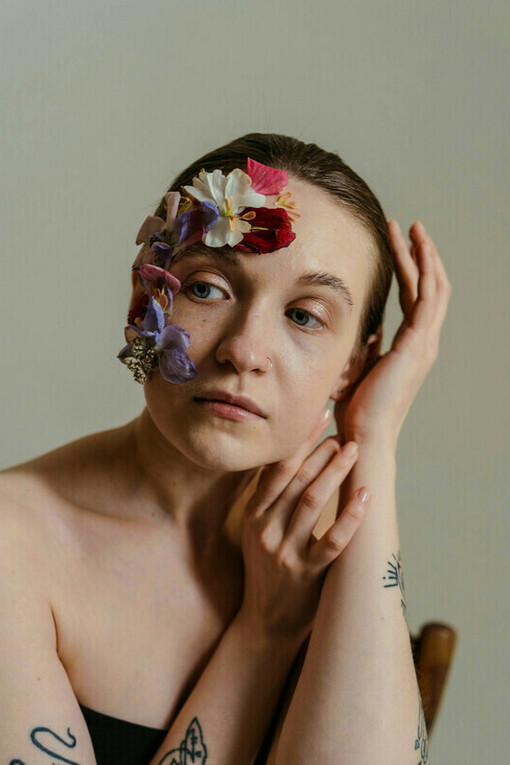 La alegría momentánea a menudo convive con la reflexión sobre el sentido y propósito de la vida