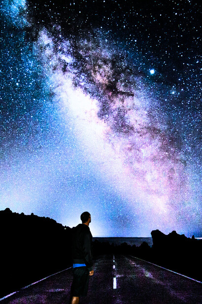 Une route solitaire sous les étoiles, symbolisant un monde en perpétuelle transformation et émergence