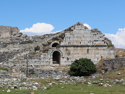 Ningún mortal puede esquivar la suerte que le decreta el hado.
Teatro griego antiguo en Mileto, Turquía