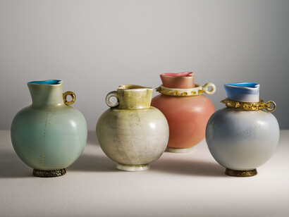 Piccole brocche con bocca a cuore in vetro incamiciato a più strati di colore. 1932-33
