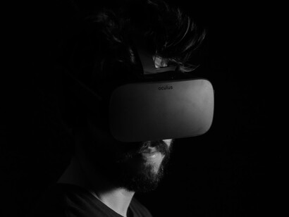 Hombre con un dispositivo de realidad virtual