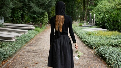 La única manera de salir de sus vidas, de refugiarse en algún lugar alejado de la culpa, era la coartada moral del banquete con fecha de caducidad