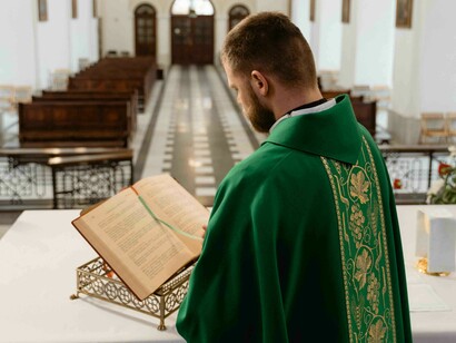 Conheça casos reais de cerimônias de batismo invalidadas devido a erros gramaticais, como o ocorrido com um padre brasileiro nos Estados Unidos