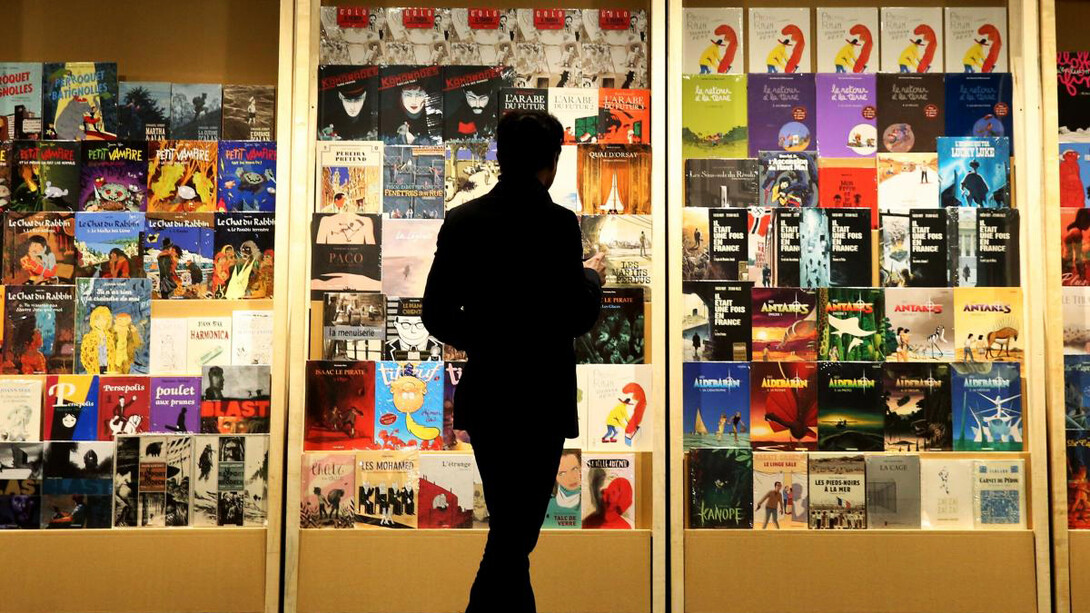 Hombre observa un escaparate en la Feria del Libro de Bogotá - Filbo 2023