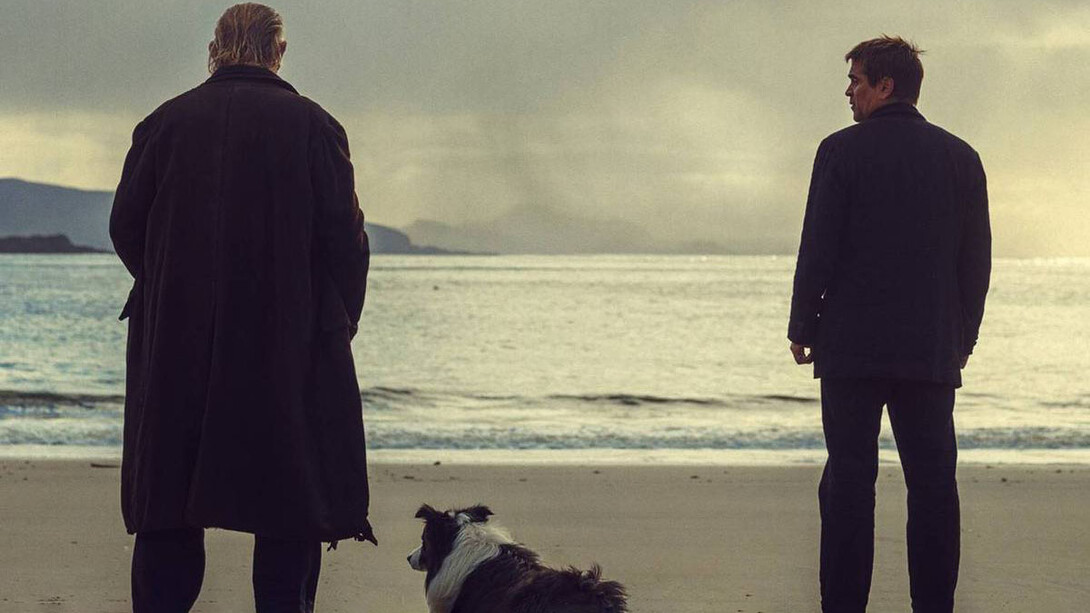 Atores do filme Os Banshees de Inisherin olhando o horizonte do mar em um clima de tensão 