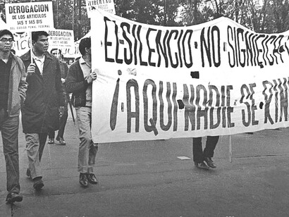 Marcha del silencio (1968), México, protesta por el desalojo violento de la Plaza de la Constitución (Zócalo), en el que ocurrieron detenciones arbitrarias, brutalidad policial y enfrentamientos con fuerzas como el Cuerpo de Granaderos y el Ejército Mexicano