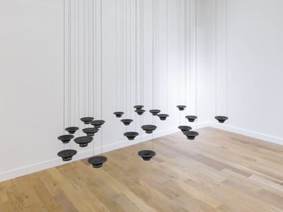 Cloud, 2007, 22 haut-parleurs, graphite, audio, amplificateur, lecteur CD, dimensions variables 22 speakers, graphite, audio, amplifier, CD-player, variable size