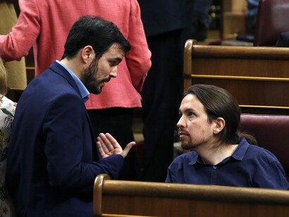 Alberto Garzón (Unidad Popular) y Pablo Iglesias (Podemos) dialogan en el Congreso de los Diputados