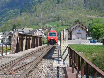 Pepe empezó a aprender alemán y a pasearse por el taller hablando italiano con los inmigrantes sureños. Estación de Rüti y puente sobre el río Linth, Suiza