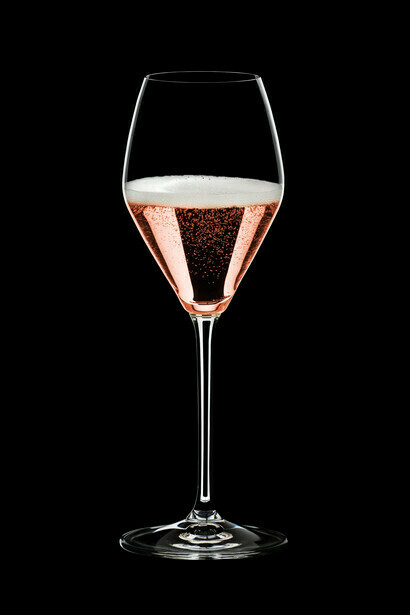Calice di rosè. L'uva Isabella è un ibrido di origine nordamericana/europea molto diffuso ai tropici e utilizzato per produrre il famoso "Fragolino" in Italia