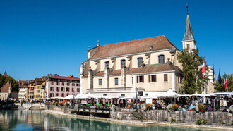 À Annecy, en France, le marché du week-end devient un décor à ciel ouvert où le temps ralentit et où l’on redécouvre le plaisir d’acheter autrement