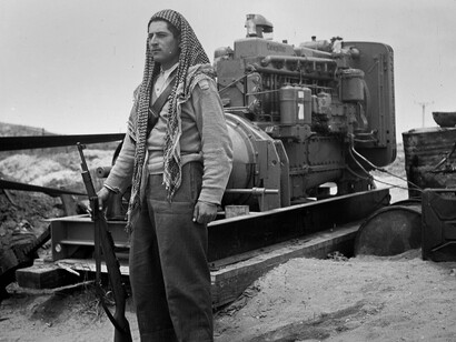 Un soldado druso de las FDI custodiando una central eléctrica móvil, 1948