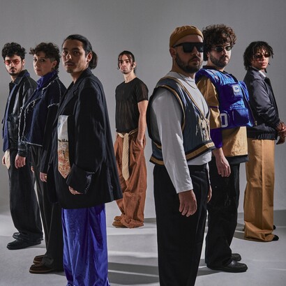 Per la prima volta il gruppo introduce la voce come elemento espressivo, usandola in modo non convenzionale tra melodie, parlato, suoni sintetici, sospiri e urla quasi “aliene”. Foto di Caterina Morelli