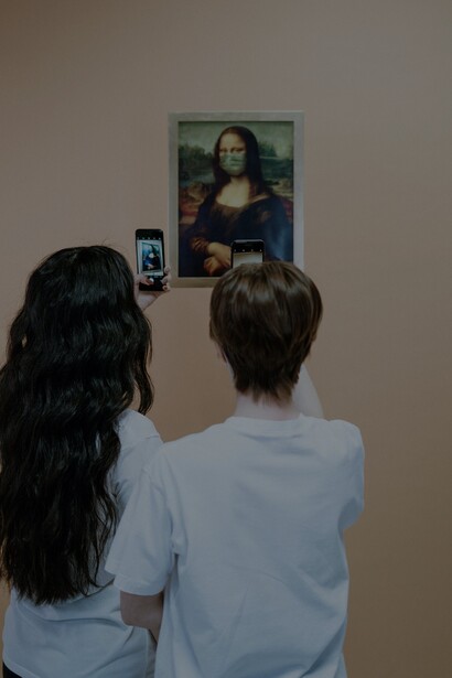 Jovens tiram foto de quadro no museu