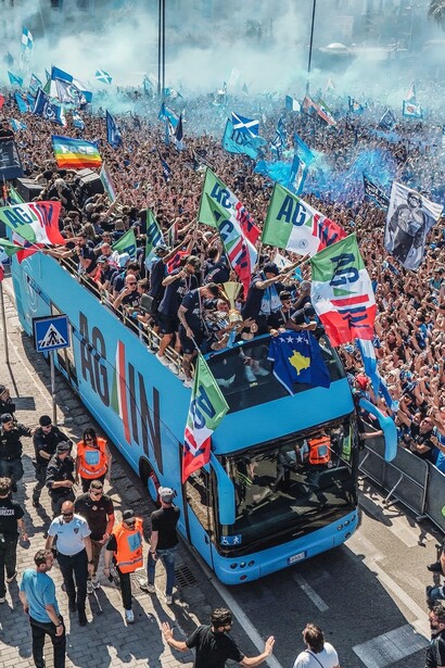 Il successo del 2025 conferma la validità del progetto sportivo di Aurelio De Laurentiis, che ha saputo coniugare sostenibilità finanziaria, valorizzazione dei giovani e competitività ad alto livello