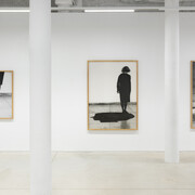 Helena Almeida, Sostener la línea con mis dedos, vista de exhibición. Cortesía de Prats Nogueras Blanchard