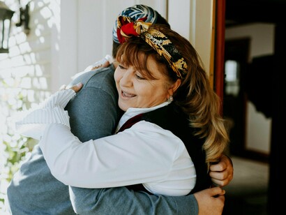 Mulher recepciona garoto em sua casa. Além das incríveis amizades que já fizemos ao longo dos anos com estas experiências. Saindo para jantar ou almoçar com nossos anfitriões, os guiando sobre as melhores opções dentro da nossa cidade, surpreendendo e sendo surpreendidos com sutilezas durante a sua ou a nossa estadia