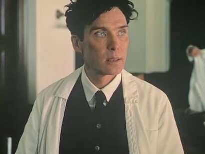 Cillian Murphy em cena de Oppenheimer
