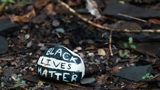 Pedra pintada com a o slogan "vidas negras importam". Muitas obras vão além da estética e da técnica, tentando ao máximo provocar, questionar ou transmitir ideias complexas
