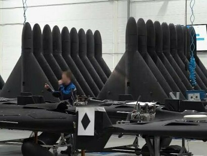 Equipe militar realiza os procedimentos finais antes da utilização de um drone de ataque. A combinação de mobilidade, precisão e facilidade de adaptação explica o protagonismo desses dispositivos nas guerras atuais, como o conflito entre Rússia e Ucrânia
