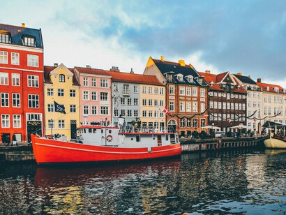 I canali di Copenaghen uniscono storia e quotidianità, popolati da barche, caffè affacciati sull’acqua e ciclisti che costeggiano le rive. Copenaghen, Danimarca