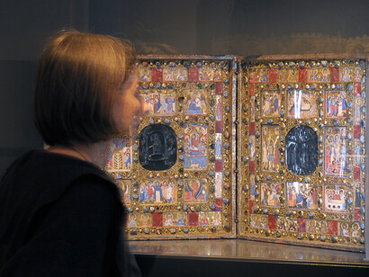 Looking at the Mille-fleur tapestry, which once belonged to Philip the Good (Brussels(?), ca 1466)
© Bernisches Historisches Museum, Bern. Photo Nadja Frey