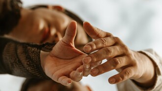 O fio de energia invisível entre as mãos que um dia se tocaram