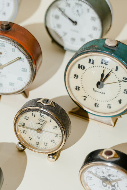 Orologi da tavolo antichi in esposizione