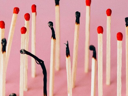 Em outros países, algumas iniciativas já começam a gerar impacto. Em países nórdicos, por exemplo, a saúde mental dos profissionais é monitorada de forma sistemática, com intervenções precoces e redes de apoio organizadas. Hospitais que adotaram políticas de descanso protegido e rotatividade consciente de plantões observaram queda significativa nos índices de afastamento por transtornos emocionais