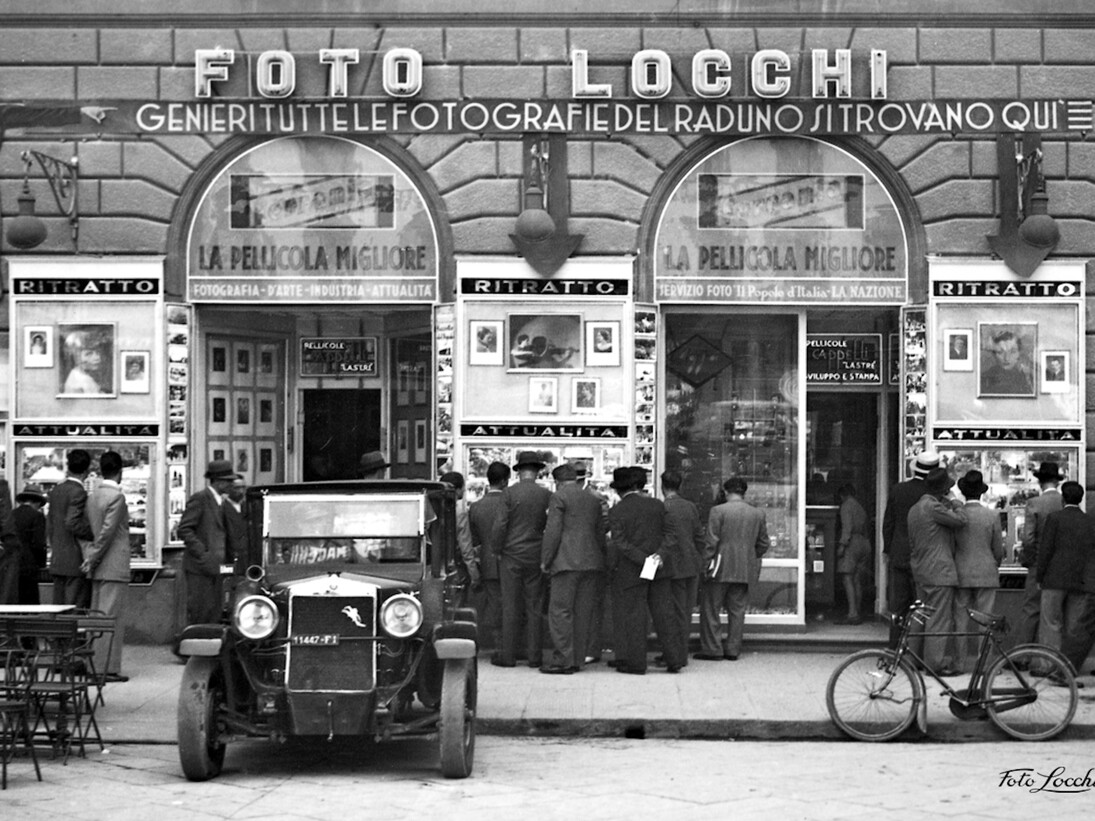 1936_L836-11: Lo studio d'arte e tecnica fotografica Foto Locchi nella sua storica sede di Piazza della Repubblica nel 1936 © Archivio Foto Locchi. 
