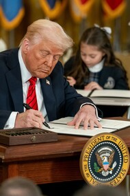 Il Presidente Donald Trump firma un ordine esecutivo per smantellare il Dipartimento dell'Educazione. 
Istruzione, giovedì 20 marzo 2025, nella Sala Est della Casa Bianca. Foto ufficiale della Casa Bianca di Joyce N. Boghosian