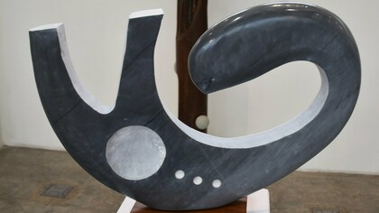 Domingo Ramos, "Escorpión", escultura de mármol gris, 2024