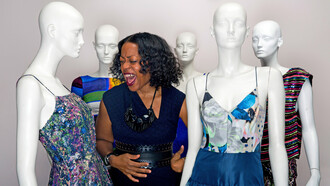 Mujer en medio de un grupo de manequís: lo que realmente se necesita en el mundo de la belleza y de la moda son enfoques más integrales, incluyentes y libres de estereotipos