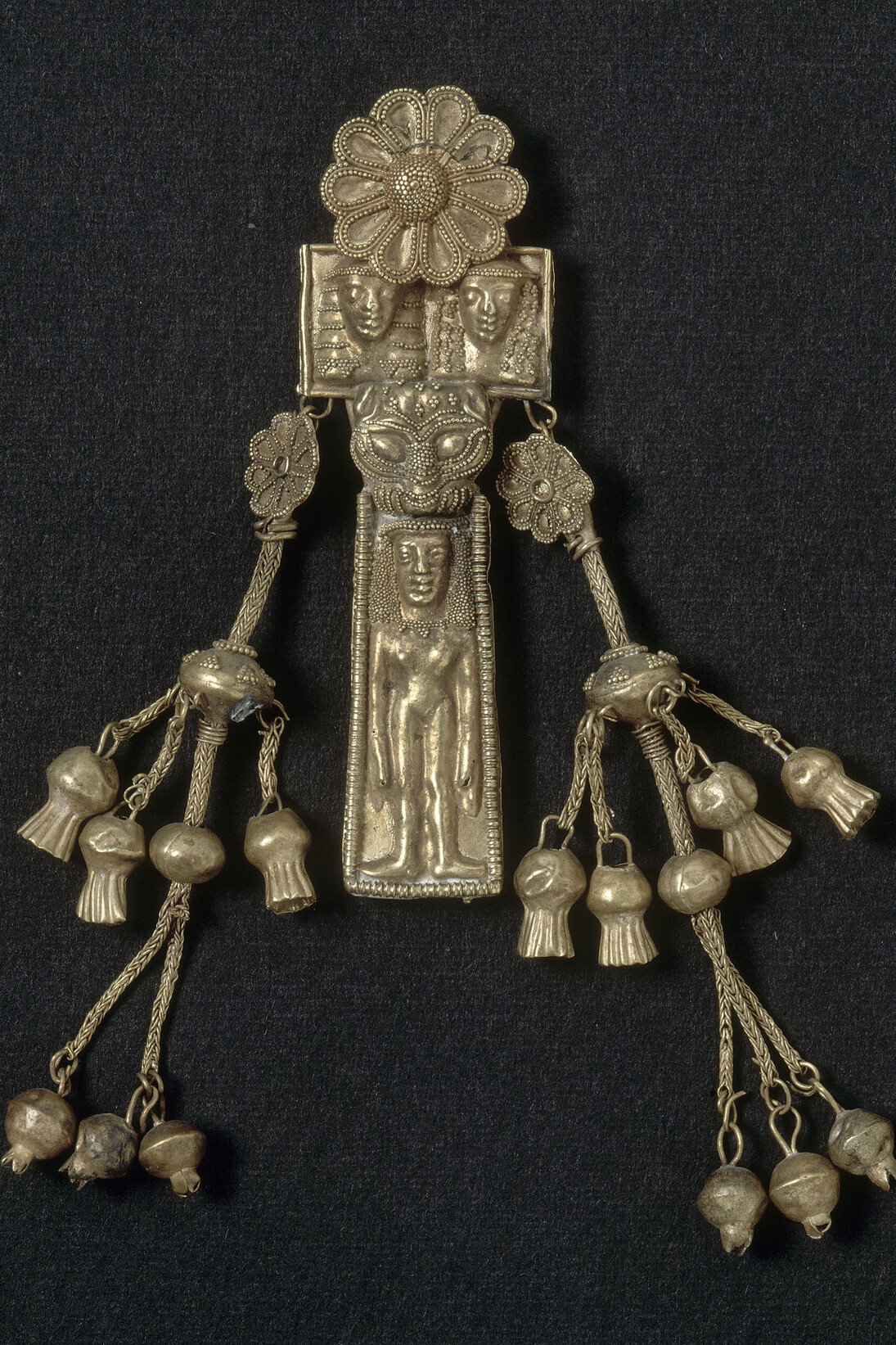 Pendentif avec pendeloques - femme nue surmontée d’une tête de panthère et de deux têtes de femmes
Alliage d’or et d’argent / h. 8 cm, Découverte : Camiros/ production : Rhodes, 2nde moitié du VIIe siècle av. J.-C. Acquisition Salzmann, 1863, Paris, musée du Louvre, département des AGER © RMN-Grand Palais (musée du Louvre) / Hervé Lewandowski