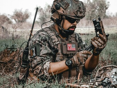Soldado. Eu não sei, e sinceramente não sei se ainda quero saber. Mas, no passado, às vezes eu me perguntava… Os humanos são filhos da guerra ou o contrário? Talvez nunca saibamos a resposta. Mas talvez o nunca não exista



