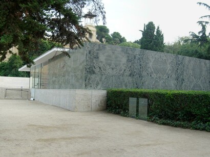 El pabellón es una referencia arquitectónica única por: la inexistencia de una fachada principal, la utilización moderna de la cubierta plana, la planimetría del espacio arquitectónico, y una estética basada en materiales nobles sin ornamentación. El pabellón de Alemania, reconstruido. Barcelona, España