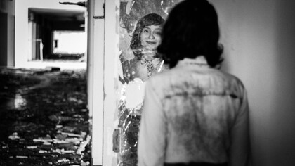 El espejo se obsesionaba con mostrarla, cómo al objeto amado la seguía, la iluminaba, buscaba los mejores enfoques