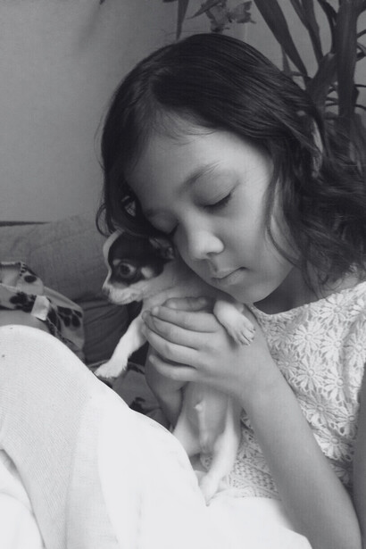 Dans leurs bras, elles serrent plus qu’un animal : elles protègent une part d’enfance, de tendresse et de loyauté