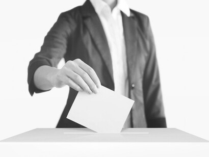 Persona ejerciendo su derecho al sufragio