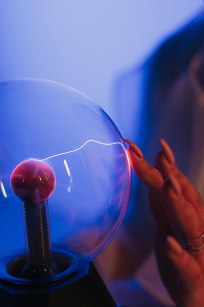 A eletricidade revolucionou o setor industrial e possibilitou a automação, aumentando a eficiência e a produção em massa