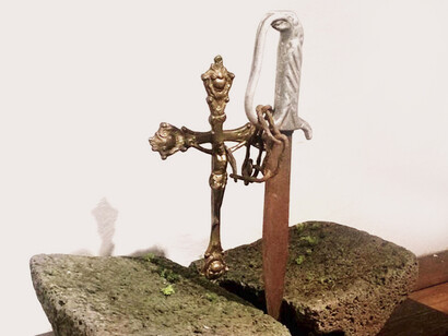 Rodolfo Morales; Mar y cruz, instalación con metate roto, espada y cruz, 2014