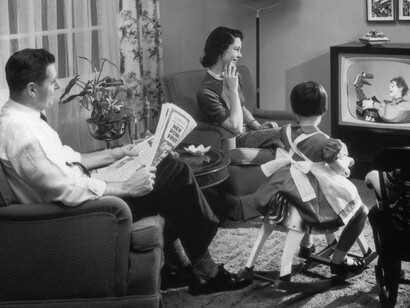 Escena familiar ante la televisión