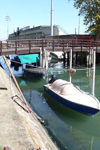 Atravieso el puente caminando hasta la última puerta que ya no me deja avanzar más.  Puente sobre el rio de Santa Elena, Venecia, Italia
