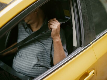 Inesperadamente un taxi se detiene a unos diez o quince metros de donde estás, quizá por haberte notado al último momento