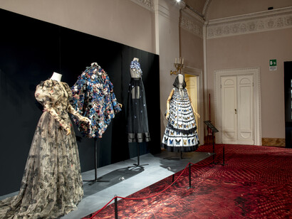 © Antonio Quattrone 
Foto sala (da sinistra a destra)

Maison Schiaparelli
Abito “Vol de nuit”
Fall/Winter 2018-19

Valentino
Cappa
Spring/Summer 2014 Couture

Nino Lettieri
Abito “Butterflies”
Spring/Summer 2018 Alta Moda Roma

Mary Katrantzou
Abito
Spring/Summer 2019
